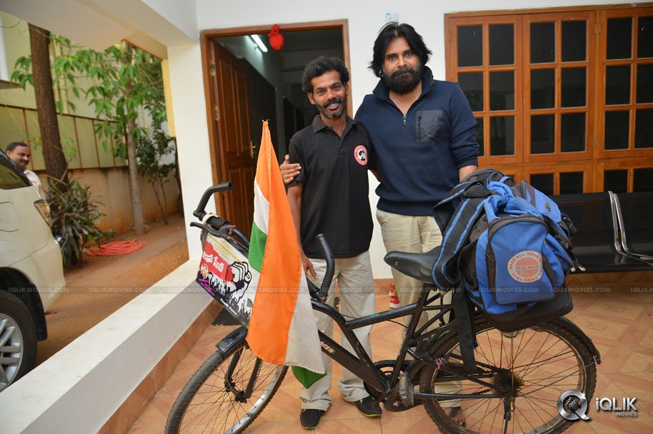 Pawan-Kalyan-Meets-West-Bengal-Fan